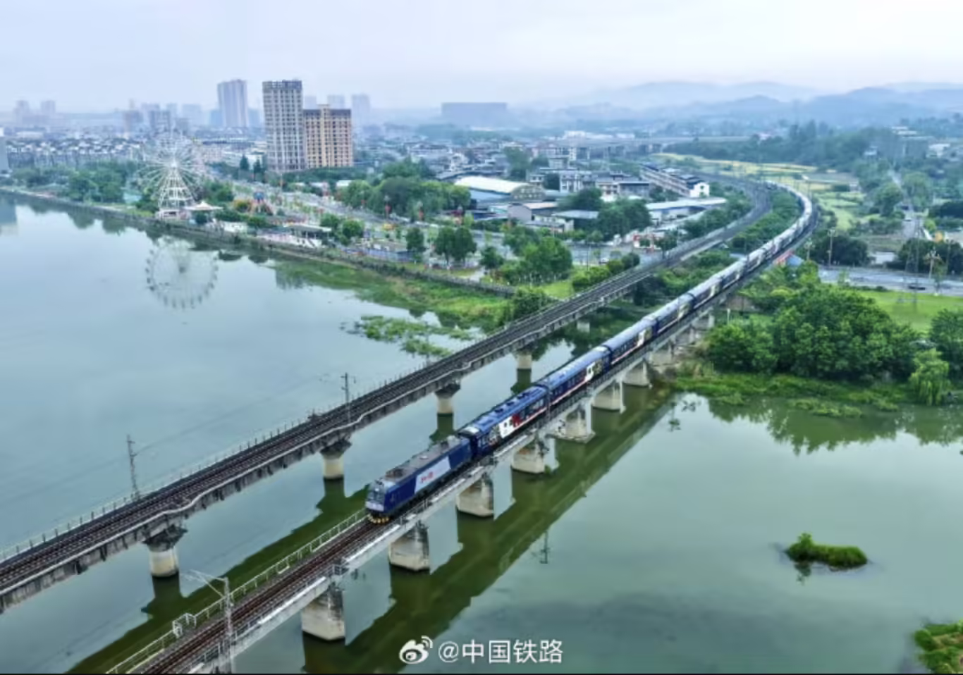 国铁 12306:铁路部门积极对接各地文旅,1 至 4 月累计开行旅游列车 1020 列