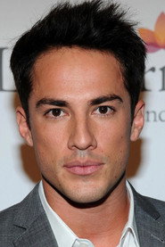 Michael Trevino 头像