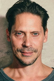 Neil Newbon 头像