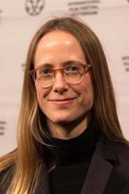 Claire Oakley 头像