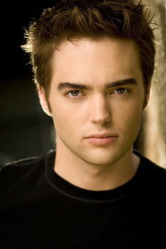 Drew Tyler Bell 头像