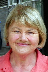 Annette Badland 头像
