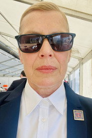 Holly Barnard 头像