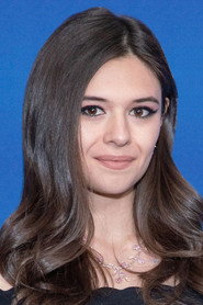 Nicole Maines 头像