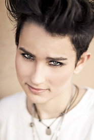 Bex Taylor-Klaus 头像