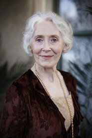 Julia Blake 头像